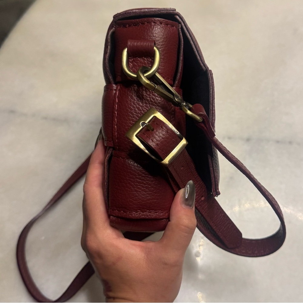 Elegant Burgundy Leather Crossbody Bag - Picture 4 of 6